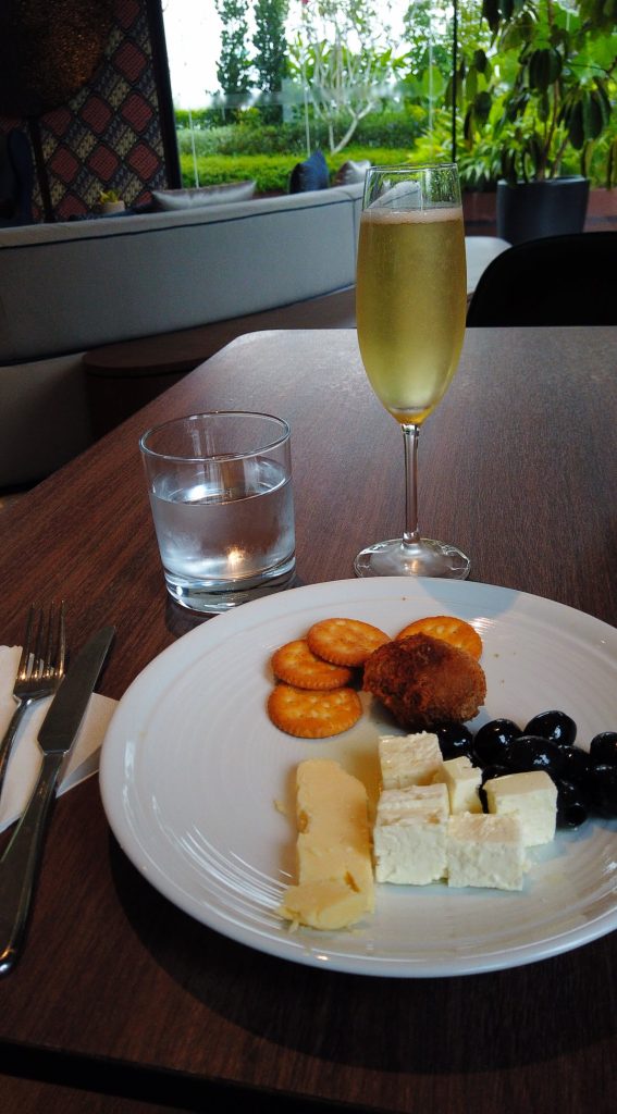 Sparkling wine with hors d’oeuvres. the Collection Club Lounge 