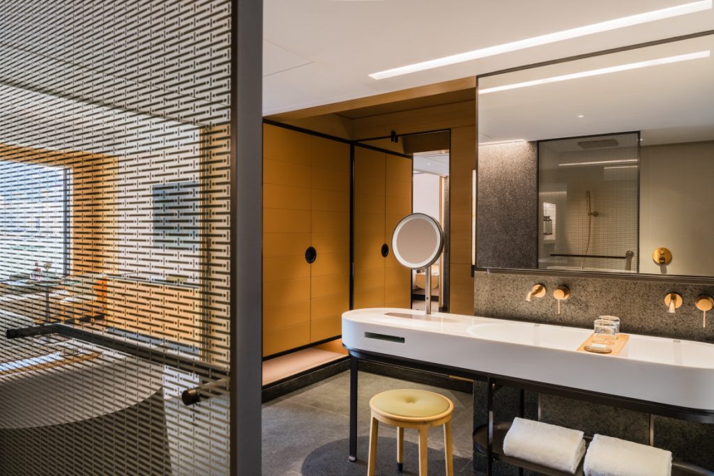 Ensuite bathroom, Regent Hong Kong