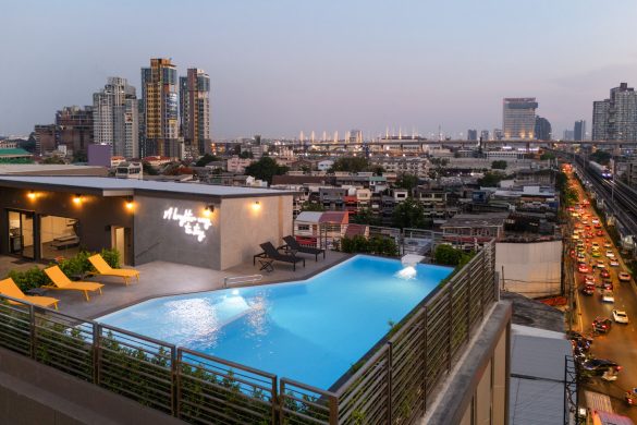 Lumen Bangkok Udomsuk Station pool