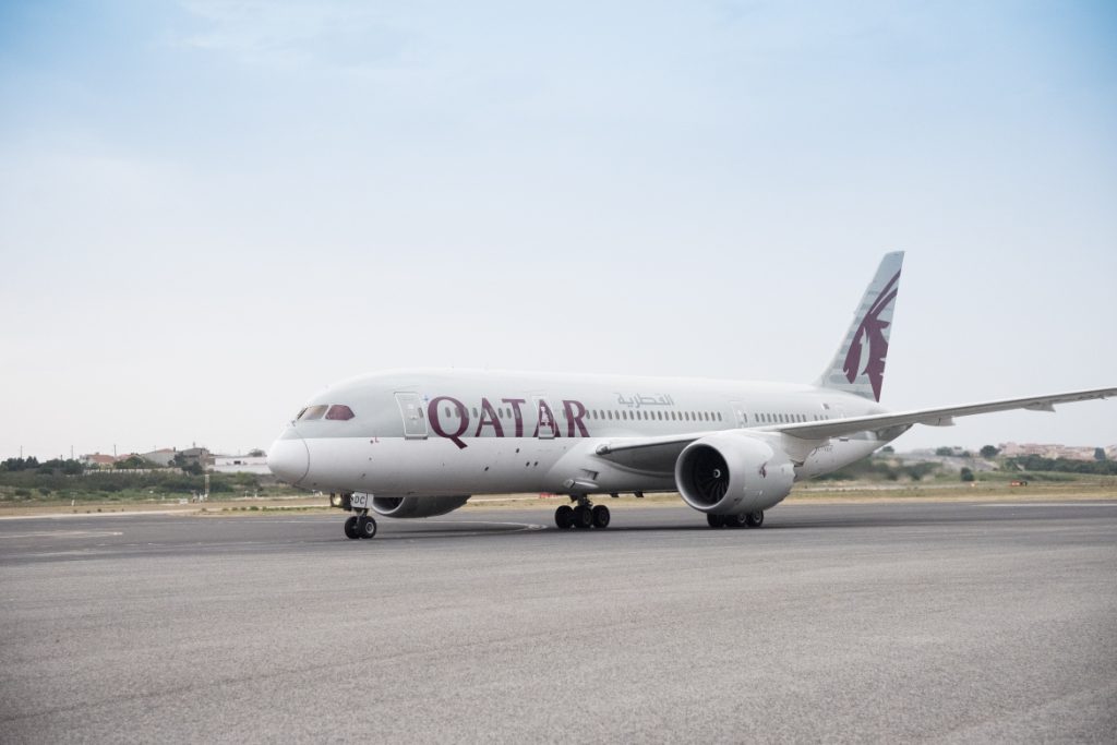Qatar Airways plane landing