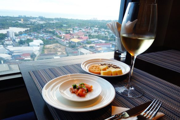 Club lounge cocktail hour, Holiday Inn & Suites Rayong City Centre