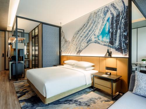 King bed, Danang Marriott Resort & Spa