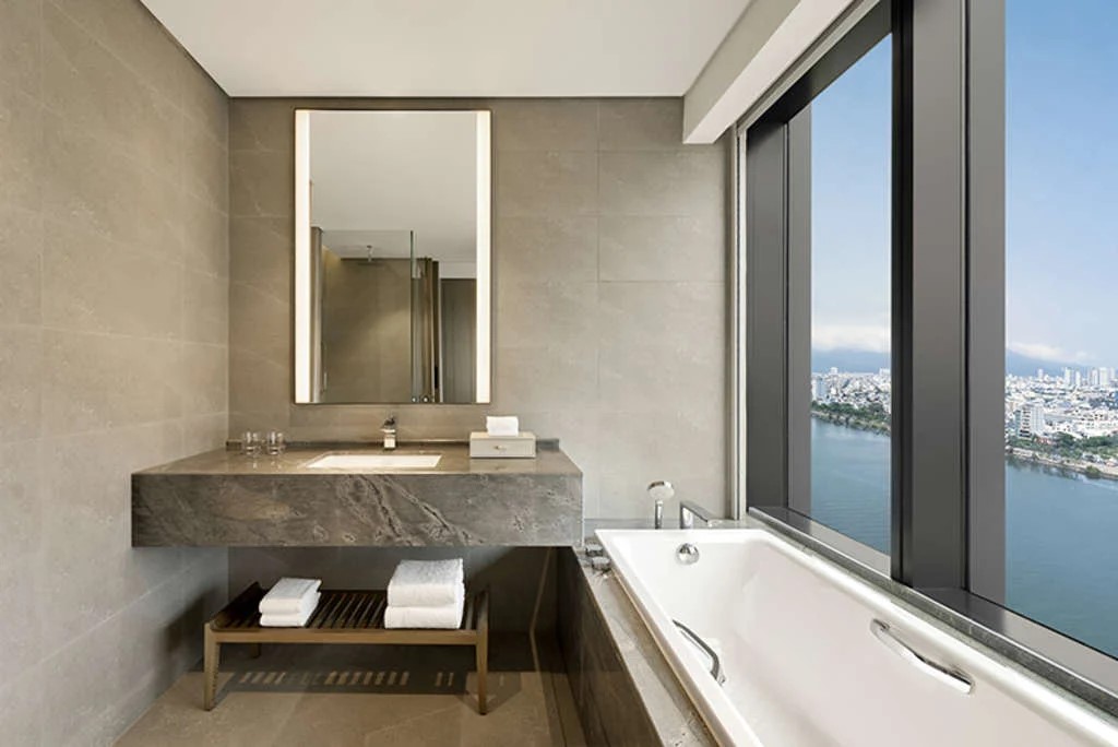 Courtyard by Marriott Danang Han River bathroom