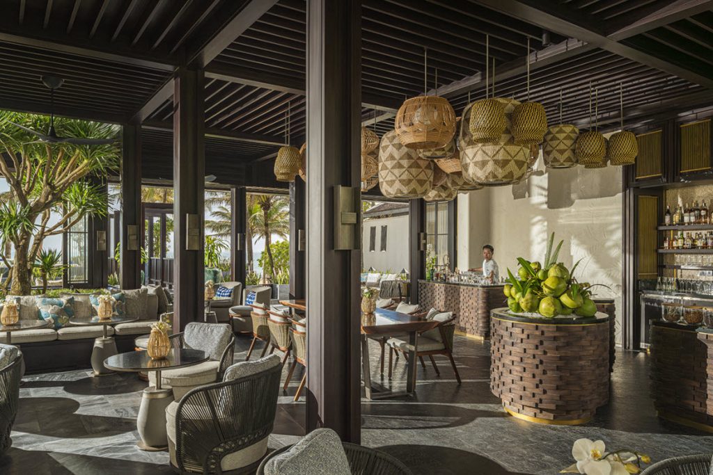 Nam Hai beach bar: Sol & Sao Bar