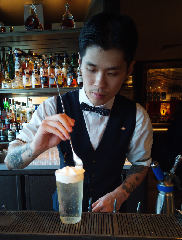 MO Bar bartender