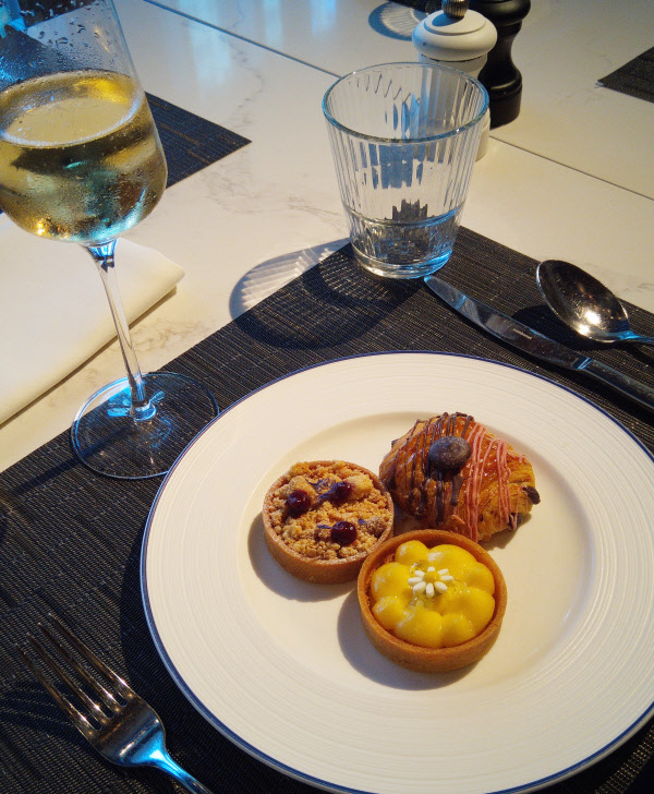 Estate Sunday brunch, wine and desserts