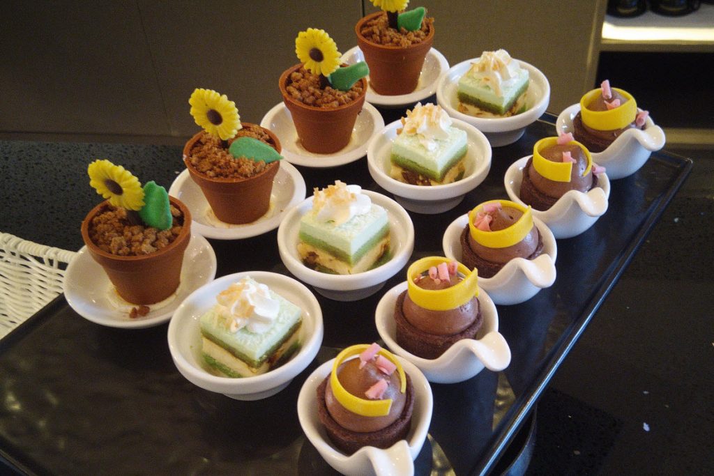 M Club Lounge: afternoon tea desserts