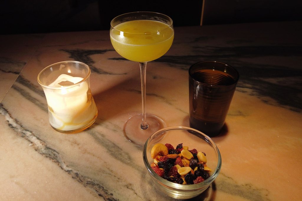 Rim Bangkok, Pesto Gimlet cocktail with snacks