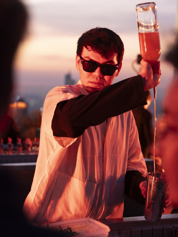 Æther bartender. Photo: Dennis Thern.