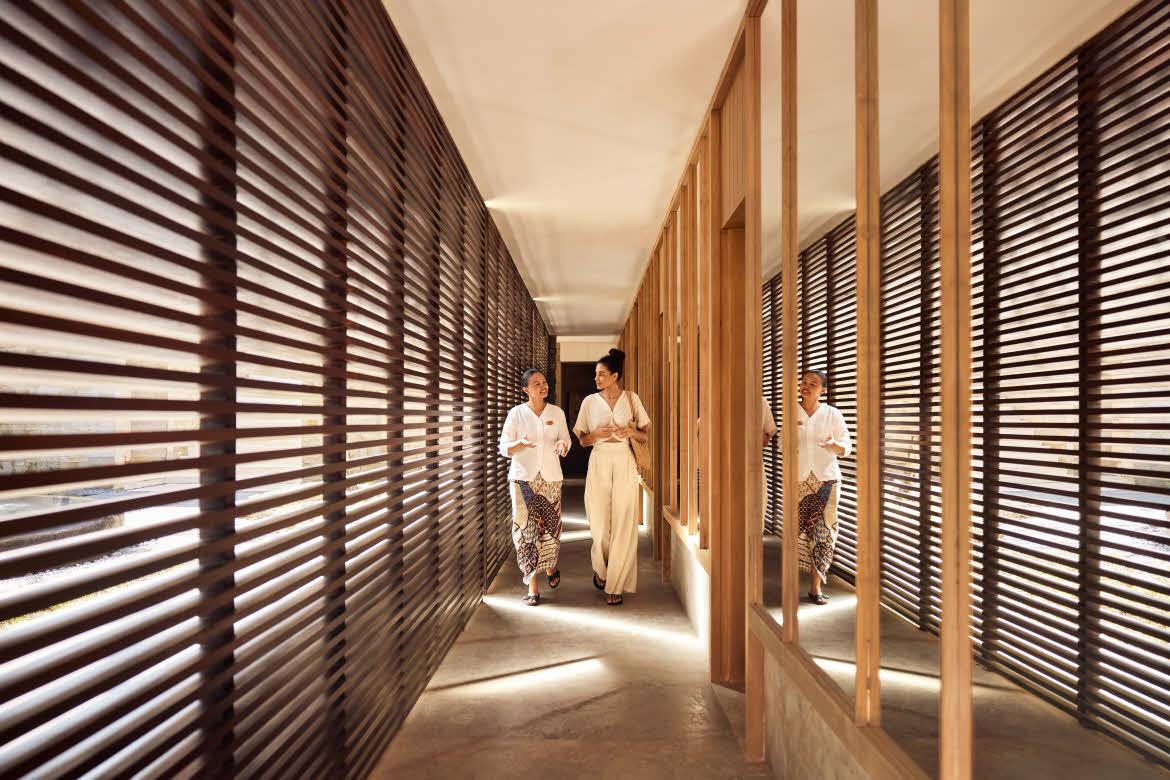 COMO-Shambhala-Estate-Escorting-Guest Como Shambhala Estate: escorting guest