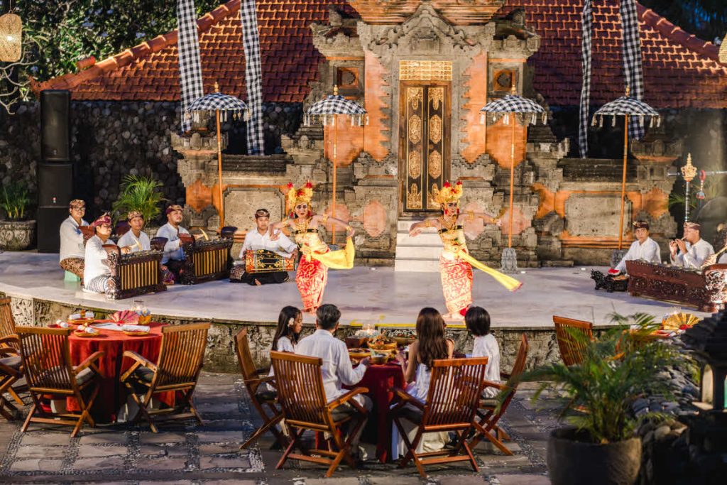 Balinese show with dining guests at Pasar Senggol