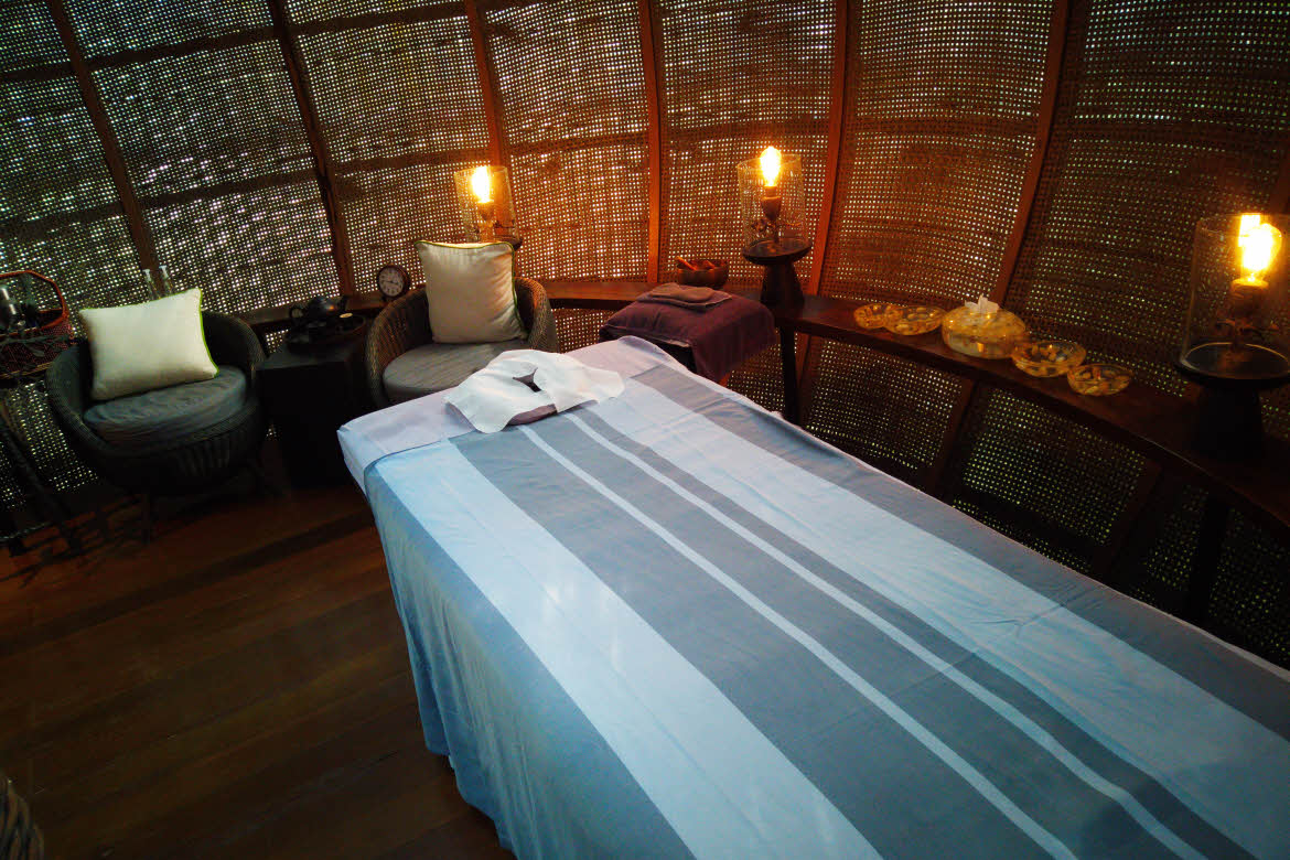 The-Slate-spa-room Coqoon Spa, massage bed