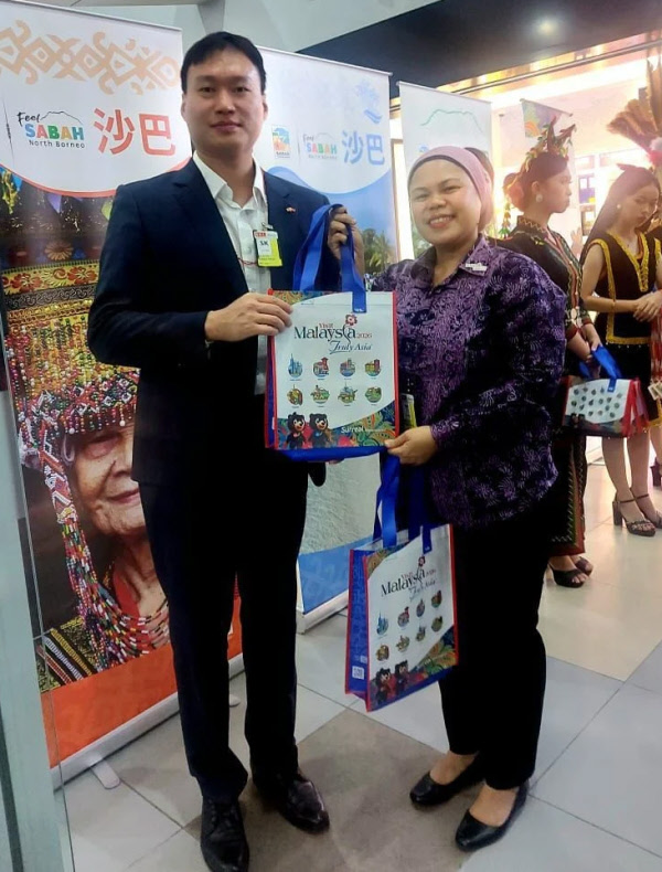 Chongqing Airlines passenger