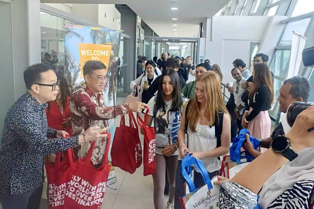 YB Wong Hon Wai handing out welcome gift to arriving passengers
