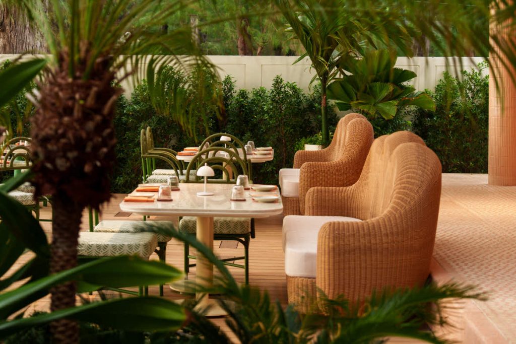 Esmé beachfront dining