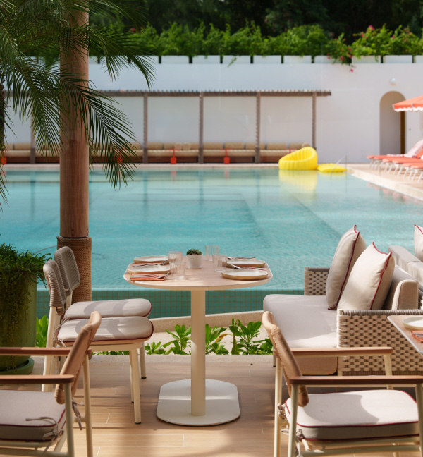 Sereia outdoor dining, poolside