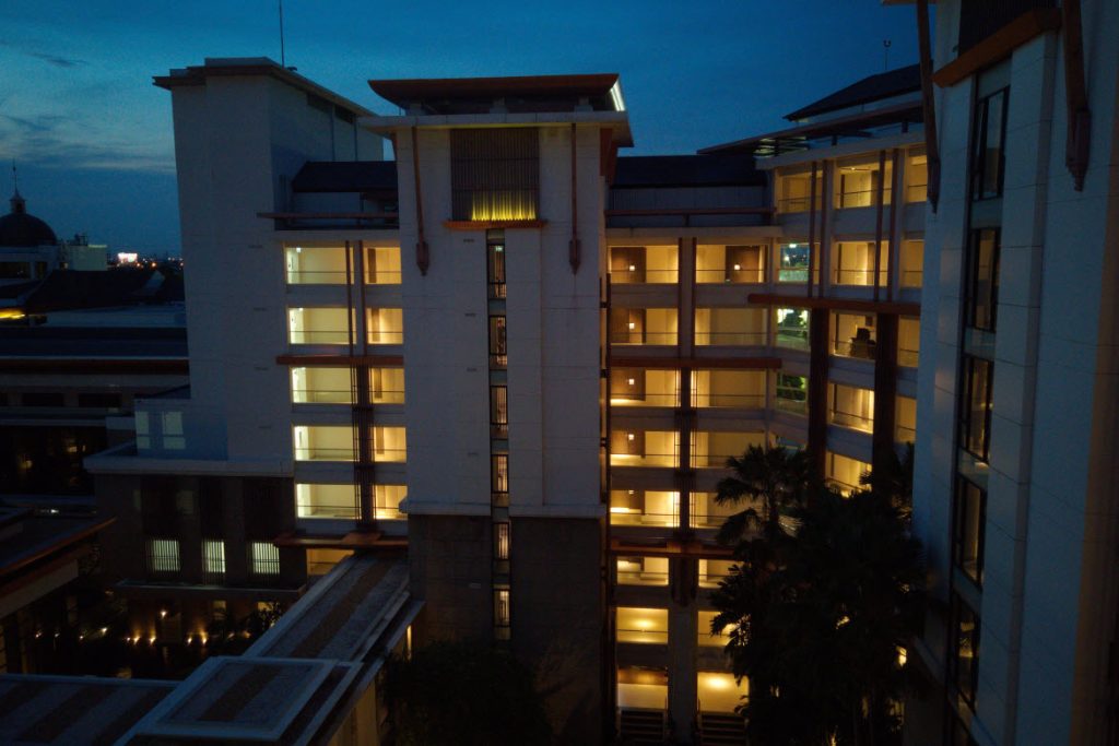 Hilton Bangkok Suvarnabhumi Golf Resort & Spa at dusk.
