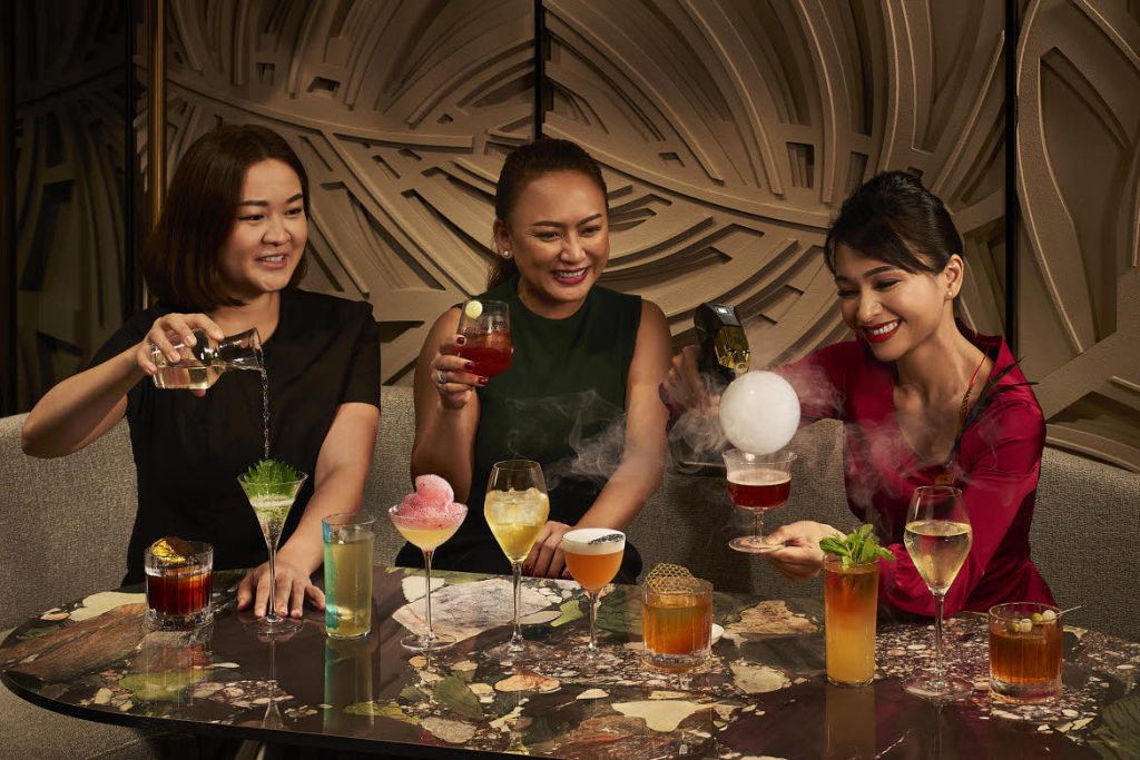 PLUME bar: guests and cocktails