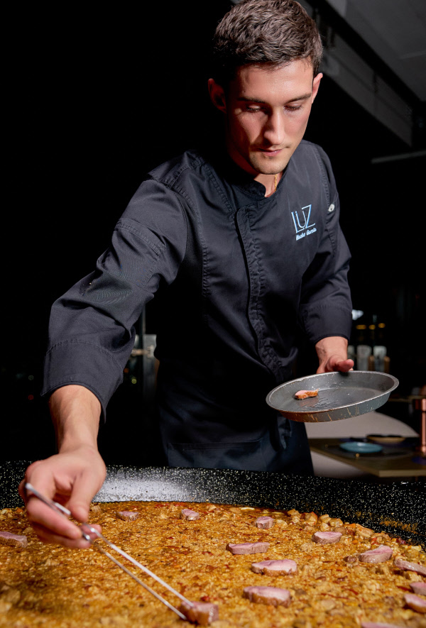Spanish chef Juan Ignacio García Racionero serving paella