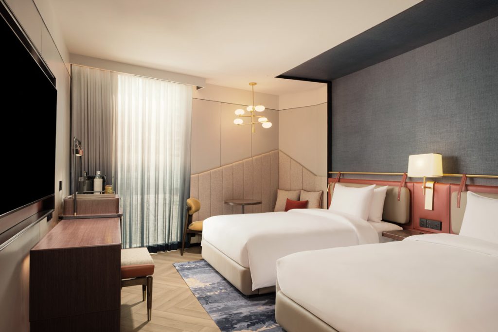 Twin room Canopy Bangkok Sukhumvit hotel rooftop pool