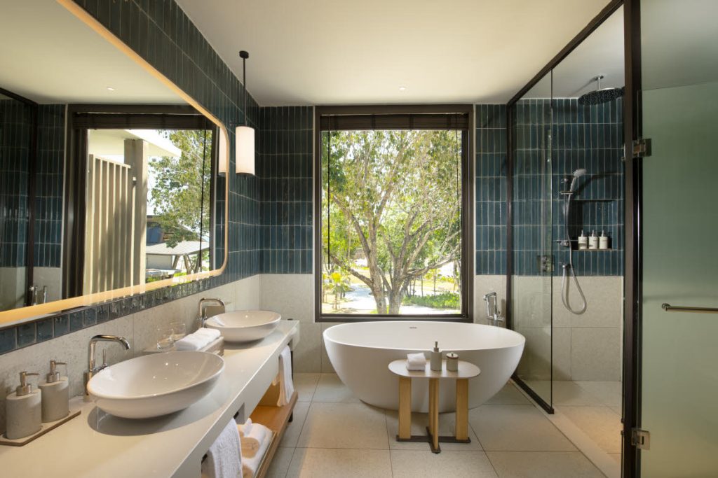 King Deluxe Suite Balcony Bathroom