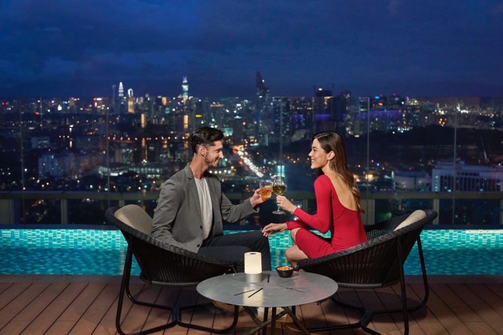 Sala Bar couple, skyline