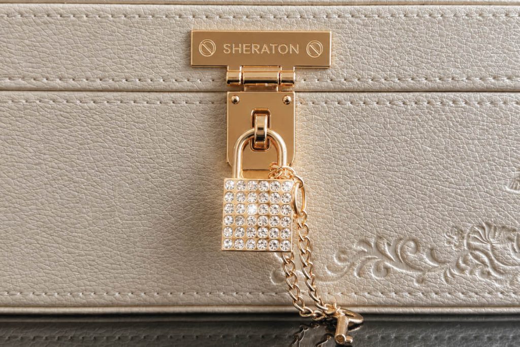 Pearl Maroon Padlock, Yue restaurant mooncakes