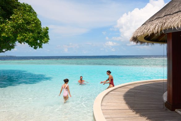 Dusit Thani Maldives pool