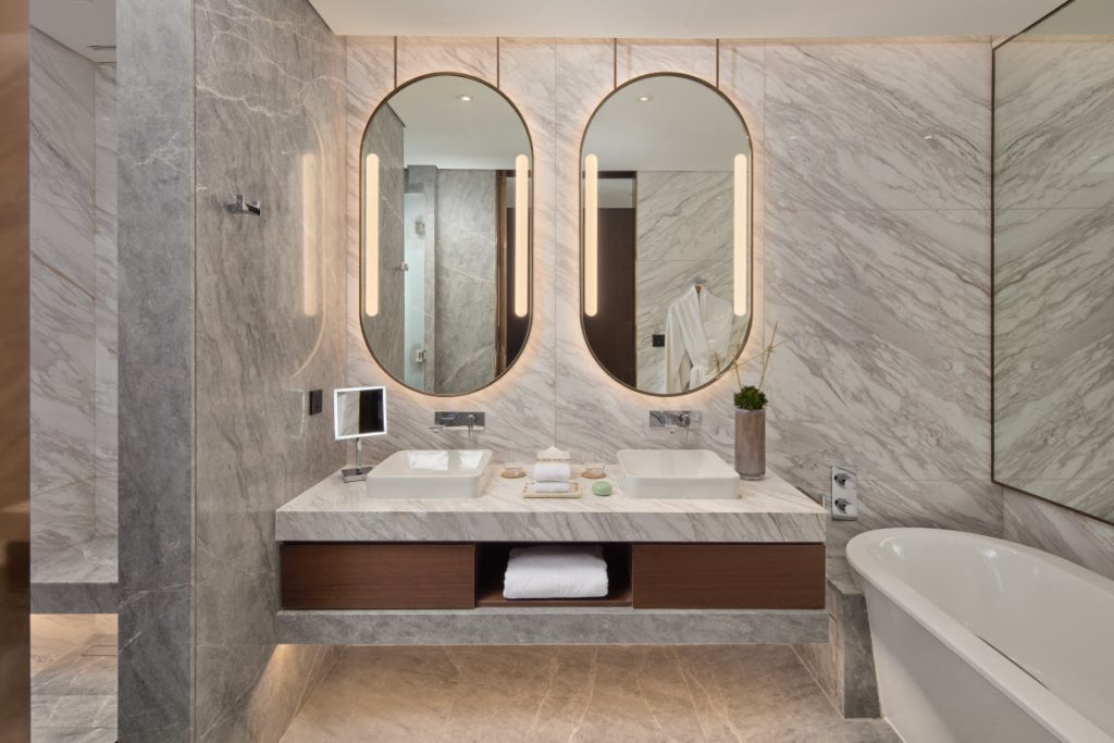 Deluxe bathroom, Mandarin Oriental Makati, Manila