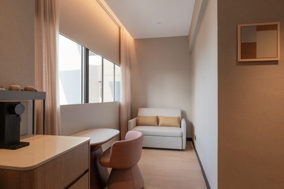 DoubleTree by Hilton Singapore Robertson Quay King Deluxe river view sofa room