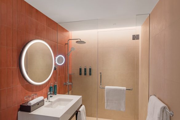 DoubleTree Hilton Singapore opening: King Deluxe Suite river view, bathroom