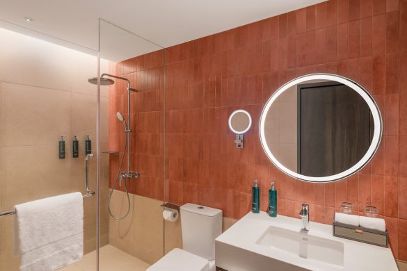 DoubleTree by Hilton Singapore Robertson Quay King deluxe sofa bathroom