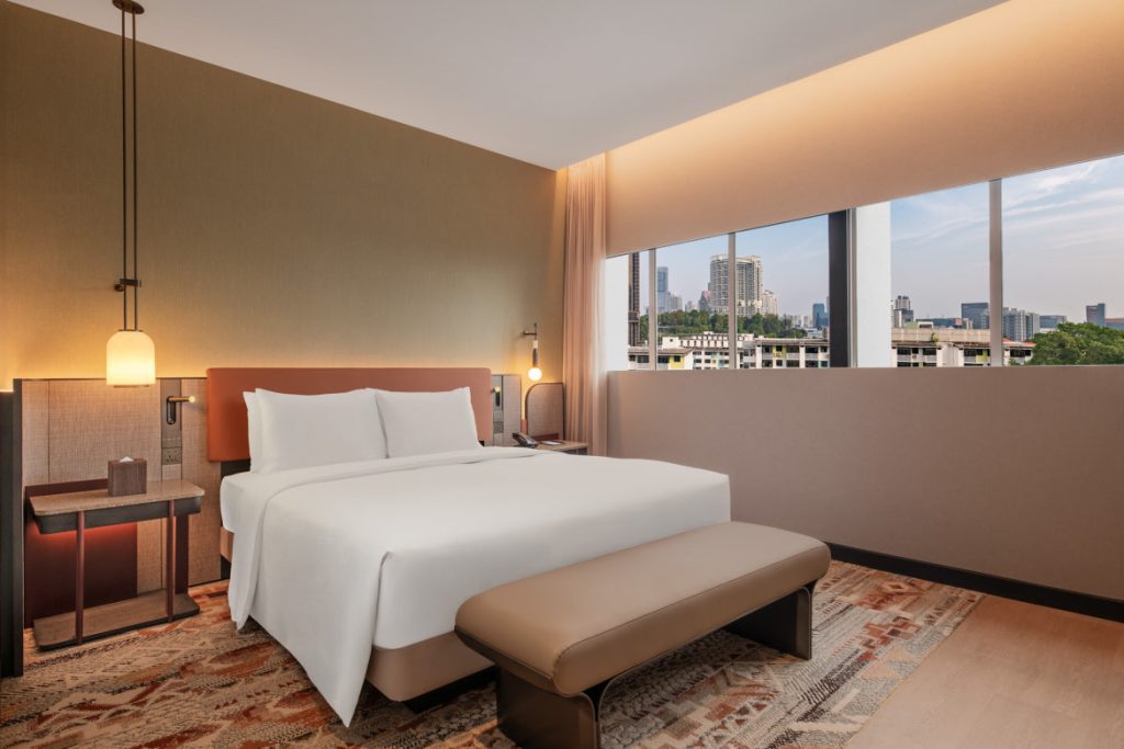 DoubleTree by Hilton Singapore: King deluxe suite with sofa 
