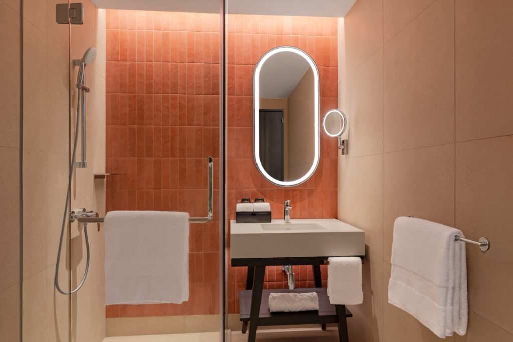 DoubleTree by Hilton Singapore Robertson Quay, King river view bathroom