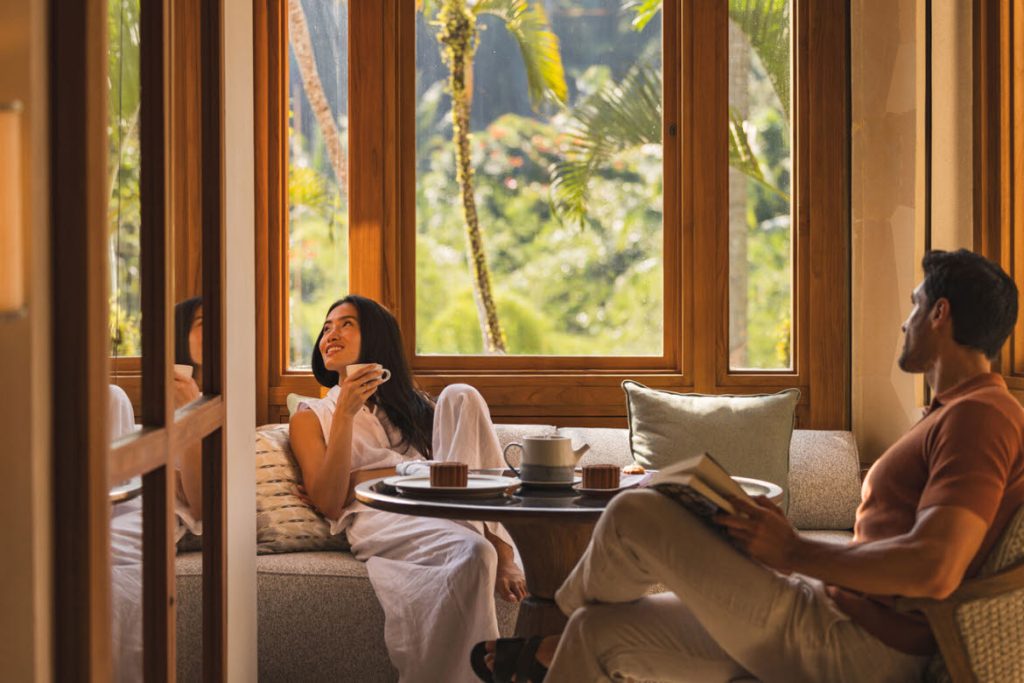 Four Seasons Bali Sayan suites: guests indoors