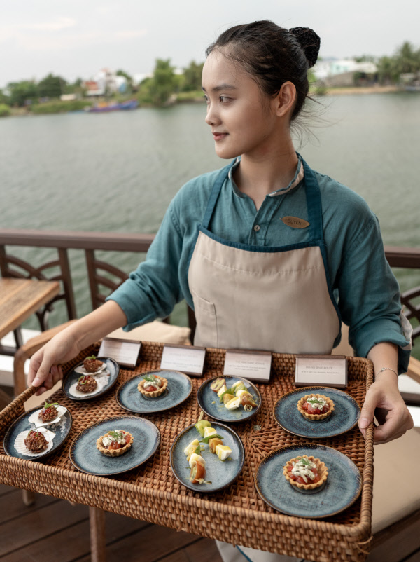Merchant River Cruise: serving canapes